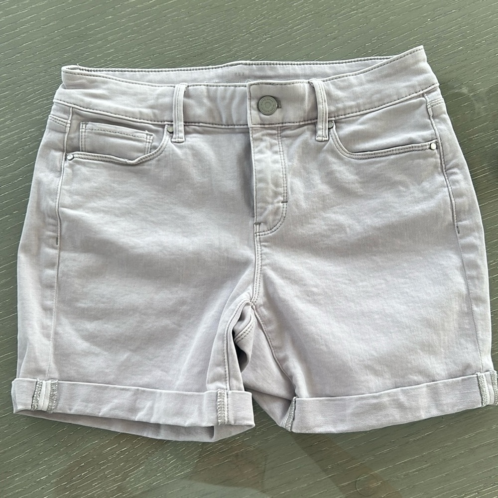White House Black Market 5” Short size 2